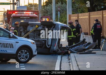 Coral Springs, Florida, USA - 05. April 2021: Autounfall in der Stadt. Polizeibeamte und Feuerwehrleute über den Autounfall. Straßenverkehr. Stockfoto