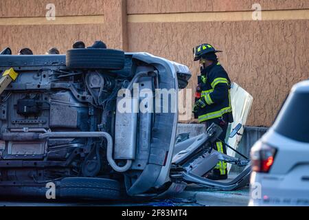 Coral Springs, Florida, USA - 05. April 2021: Autounfall in der Stadt. Polizeibeamte und Feuerwehrleute über den Autounfall. Straßenverkehr. Stockfoto