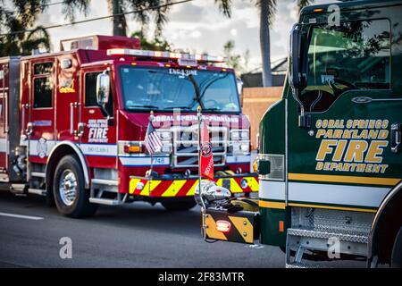 Coral Springs, Florida, USA - 05. April 2021: Autounfall in der Stadt. Polizeibeamte und Feuerwehrleute über den Autounfall. Straßenverkehr. Stockfoto