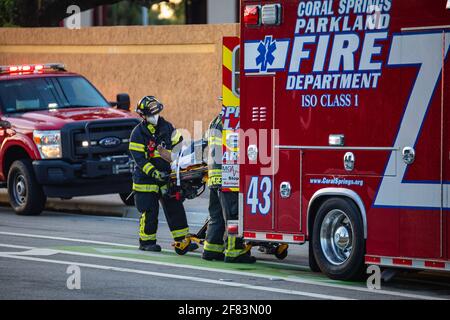 Coral Springs, Florida, USA - 05. April 2021: Autounfall in der Stadt. Polizeibeamte und Feuerwehrleute über den Autounfall. Straßenverkehr. Stockfoto