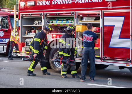 Coral Springs, Florida, USA - 05. April 2021: Autounfall in der Stadt. Polizeibeamte und Feuerwehrleute über den Autounfall. Straßenverkehr. Stockfoto