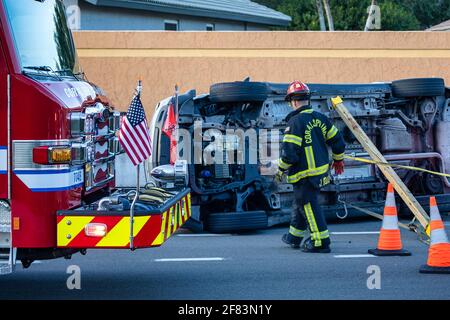 Coral Springs, Florida, USA - 05. April 2021: Autounfall in der Stadt. Polizeibeamte und Feuerwehrleute über den Autounfall. Straßenverkehr. Stockfoto