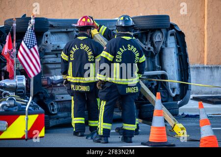 Coral Springs, Florida, USA - 05. April 2021: Autounfall in der Stadt. Polizeibeamte und Feuerwehrleute über den Autounfall. Straßenverkehr. Stockfoto