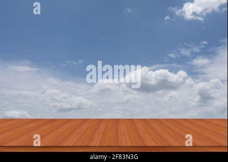 Brauner Holzboden mit perspektivischem Hintergrund und bewölktem Himmel Stockfoto