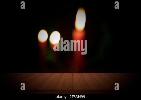 Holztisch mit hellen Hintergründen von dimmen drei brennenden Kerzen Stockfoto