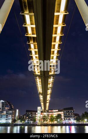 LONDON, VEREINIGTES KÖNIGREICH - 27. Sep 2020: Blick unter der Fußgängerbrücke der Royal Victoria Docks Stockfoto