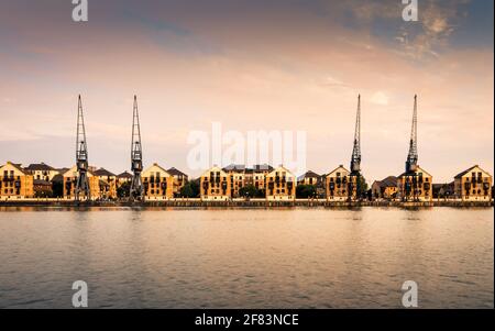LONDON, GROSSBRITANNIEN - 27. Sep 2020: Royal Victoria Docks während des Sonnenuntergangs Stockfoto