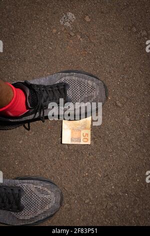 Auf brasilianisches Geld zu treten. Konzept Bild der brasilianischen Wirtschaft. Stockfoto