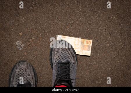 Auf brasilianisches Geld zu treten. Konzept Bild der brasilianischen Wirtschaft. Stockfoto