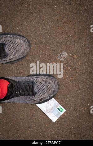 Auf brasilianisches Geld zu treten. Konzept Bild der brasilianischen Wirtschaft. Stockfoto