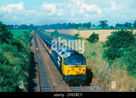 Eine Diesellokomotive der Baureihe 47 mit der Nummer 47482, die eine Elektrolokomotive der Baureihe 86 schleppt, und ein InterCity-Service in Postwick auf den nicht elektrifizierten Wherry-Linien. Juli 1993. Stockfoto