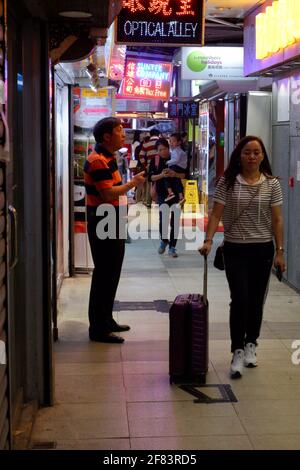 Straßenszene in Hongkong in einem kleinen Einkaufsviertel Tsim Sha Tsui Kowloon Stockfoto