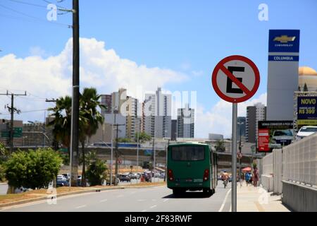 salvador, bahia, brasilien - 30. dezember 2020: Verkehrszeichen weist darauf hin, dass das Parken auf der Straße in der Stadt Salvador verboten ist. *** Lokale Bildunterschrift ** Stockfoto