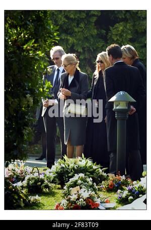 Beerdigung von Adam Faith im Kremitorium in Royal Tunbridge Wells. Seine Frau Jackie und Tochter Katia pic David Sandison 19/3/2003 Stockfoto