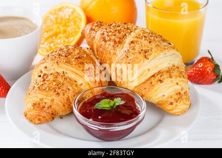 Croissant Frühstück Croissants, Orangensaft, Kaffee, Essen, Marmelade vom Hotelbuffet Marmelade Stockfoto