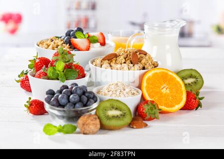 Gesundes Frühstück Erdbeer Joghurt Obst Schüssel Topf Essen Joghurt Essen Früchte Stockfoto