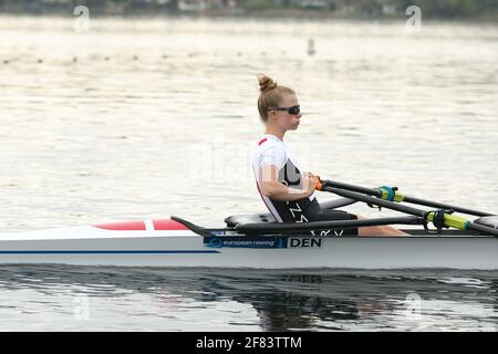 Varese, Italien. April 2021. Mathilde Persson aus Dänemark am 2. Tag bei den Europameisterschaften im Rudergebiet am 10. April 2021 in Varese, Italien Credit: Mickael Chavet/Alamy Live News Stockfoto