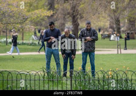 London, Großbritannien. April 2021. Ramadan 2021. Drei muslimische Männer beobachten Zhuhr-Gebete im St. James's Park vor Beginn des Ramadan, beginnend am 12. Montag. Kredit: Guy Corbishley/Alamy Live Nachrichten Stockfoto