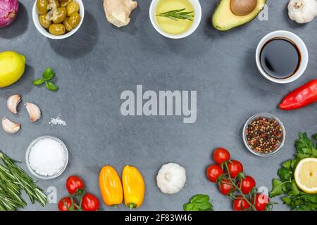 Gesunde vegane Lebensmittel Hintergrund sauber essen vegetarisch Bio auf einem Slate Copyspace-Kopierbereich Stockfoto