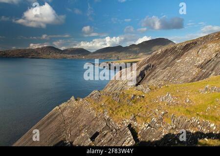 Küstenklippen in Allihies auf der Halbinsel Beara auf der Wild Atlantic Way in West Cork in Irland Stockfoto