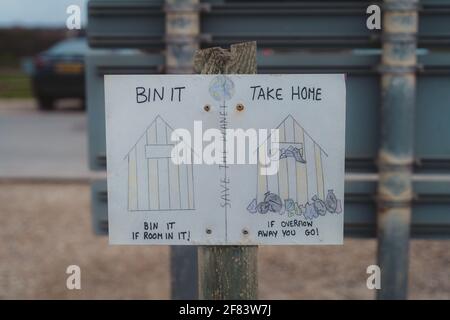 Seaford, East Sussex - 2021.04.04: Bin es oder nimm es mit nach Hause am Seaford Beach Stockfoto