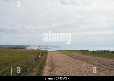 Seaford, East Sussex. Blick auf das Seaford Head Nature Reserve am bewölkten Morgen vom Gipfel des Chalk Cliffs Walk. Seven Sisters, Südengland Stockfoto