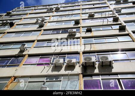 salvador, bahia, brasilien - 28. dezember 2020: Klimaanlagen sind an der Wand eines Geschäftsgebäudes im Comercio-Viertel in der zu sehen Stockfoto