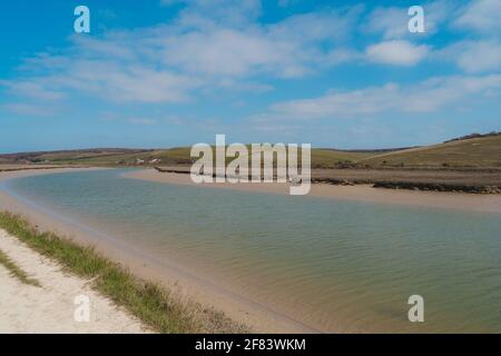 East Sussex - 2021.04.04: Cuckmere River Haven friedlicher Strand am Meer im Seaford Head Nature Reserve mit Blick auf den Chalk Cliffs Walk. Sieben Stockfoto