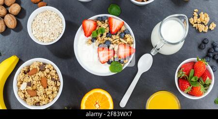 Erdbeer Joghurt Obst Frühstück Löffel Schüssel Topf gesund essen Joghurt Essen auf einem Schieferbanner Stockfoto