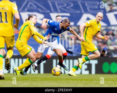 Ibrox Stadium, Glasgow, Großbritannien. April 2021. Scottish Premiership Football, Rangers versus Hibernian; Jackson Irvine aus Hibernian schürt sich mit Kemar Roofe von Rangers Credit: Action Plus Sports/Alamy Live News Stockfoto