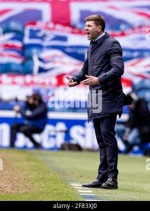 Ibrox Stadium, Glasgow, Großbritannien. April 2021. Scottish Premiership Football, Rangers versus Hibernian; Steven Gerrard Rangers Manager ruft Anweisungen an seine Spieler Credit: Action Plus Sports/Alamy Live News Stockfoto