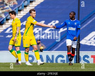 Ibrox Stadium, Glasgow, Großbritannien. April 2021. Scottish Premiership Football, Rangers versus Hibernian; Ryan Porteous aus Hibernian und Glen Kamara aus den Rangers in Vollzeit Kredit: Action Plus Sports/Alamy Live News Stockfoto