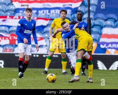 Ibrox Stadium, Glasgow, Großbritannien. April 2021. Scottish Premiership Football, Rangers versus Hibernian; Ryan Kent von den Rangers kollidiert mit Joe Newell von Hibernian Credit: Action Plus Sports/Alamy Live News Stockfoto