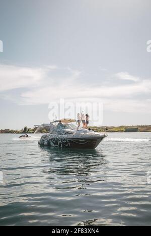 Mädchen an Bord eines Bootes auf dem Wasser Stockfoto