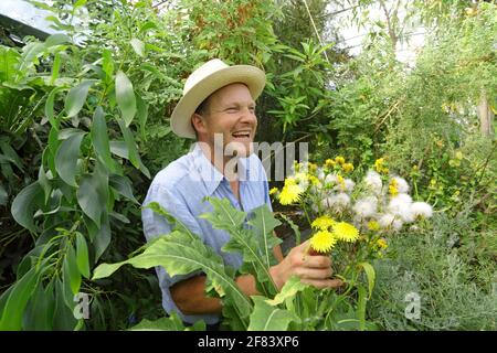 Tom Hart Dyke kümmert sich in den Gärten um seine Pflanzen Von Lullingstone Castle in Eynsford, Kent, Großbritannien Stockfoto