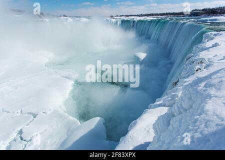 Kanada, Ontario, Niagarafälle im Winter an einem hellen, sonnigen Tag. Stockfoto