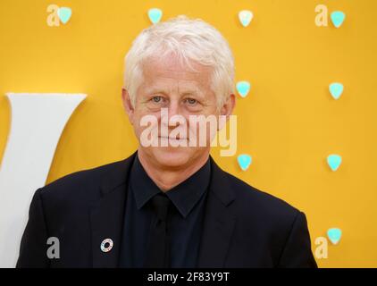 LONDON, GROSSBRITANNIEN - 18. Juni 2019: Richard Curtis nimmt an der britischen Filmpremiere von „Yesterday“ am 18. Juni 2019 im Odeon Luxe, Leicester Square, Teil Stockfoto