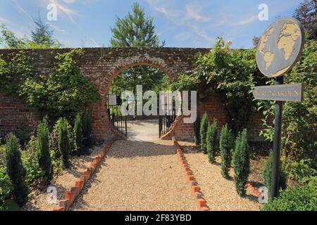 Kreisförmiges Gartentor am World Garden, Lullingstone Castle, in Eynsford, Kent, Großbritannien Stockfoto