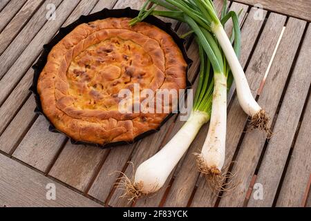 Calzone gefüllt mit Zwiebeln und Thunfisch - traditionelle gefüllte Pizza Apulien Stockfoto