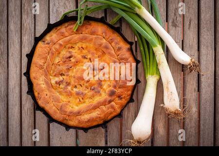 Calzone gefüllt mit Zwiebeln und Thunfisch - traditionelle gefüllte Pizza Apulien Stockfoto