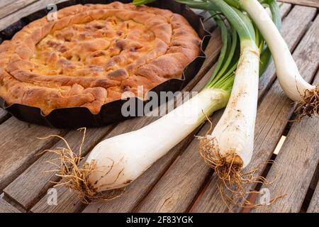 Pizza Calzone gefüllt mit Zwiebel und Thunfisch - Food of Apulien Stockfoto