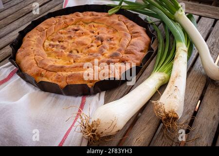 Pizza Calzone gefüllt mit Zwiebel und Thunfisch - Food of Apulien Stockfoto