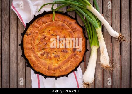 Pizza Calzone gefüllt mit Zwiebel und Thunfisch - Food of Apulien Stockfoto