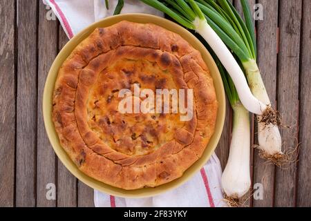 Pizza Calzone gefüllt mit Zwiebel und Thunfisch - Food of Apulien Stockfoto