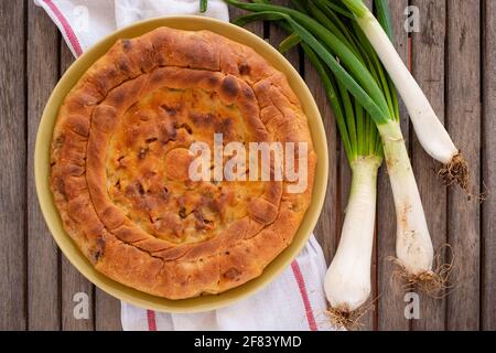 Calzone gefüllt mit Zwiebeln und Thunfisch - traditionelle gefüllte Pizza Apulien Stockfoto