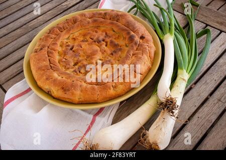 Pizza Calzone gefüllt mit Zwiebel und Thunfisch - Food of Apulien Stockfoto