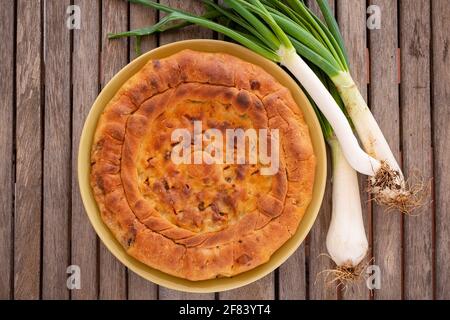 Calzone gefüllt mit Zwiebeln und Thunfisch - traditionelle gefüllte Pizza Apulien Stockfoto