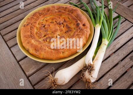 Calzone gefüllt mit Zwiebeln und Thunfisch - traditionelle gefüllte Pizza Apulien Stockfoto