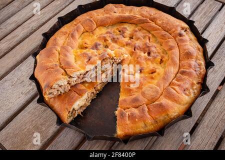 Calzone gefüllt mit Zwiebeln und Thunfisch - traditionelle gefüllte Pizza Apulien Stockfoto