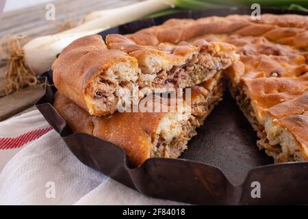 Calzone gefüllt mit Zwiebeln und Thunfisch - traditionelle gefüllte Pizza Apulien Stockfoto